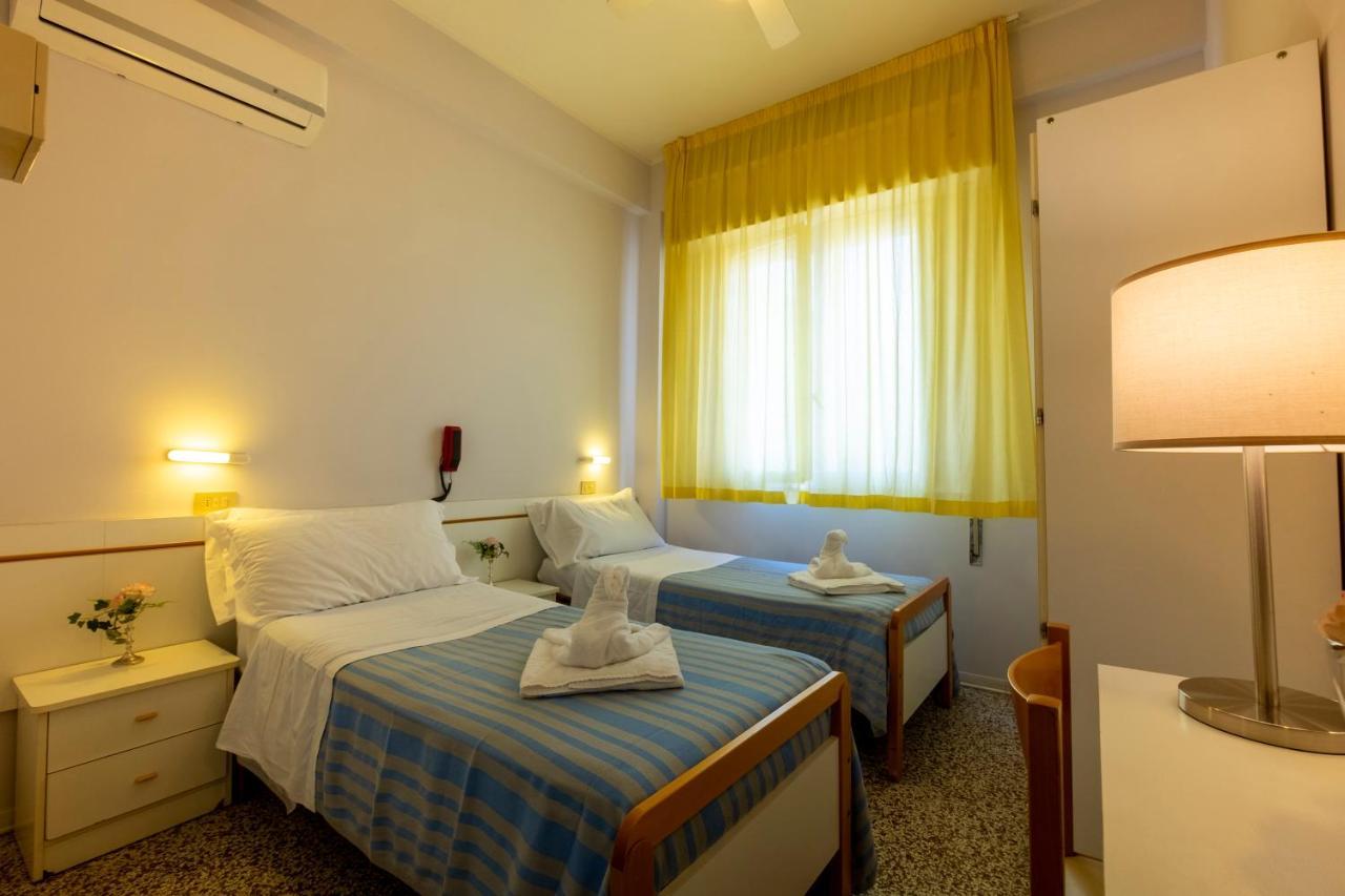 Hotel Giumer Rimini Exterior foto