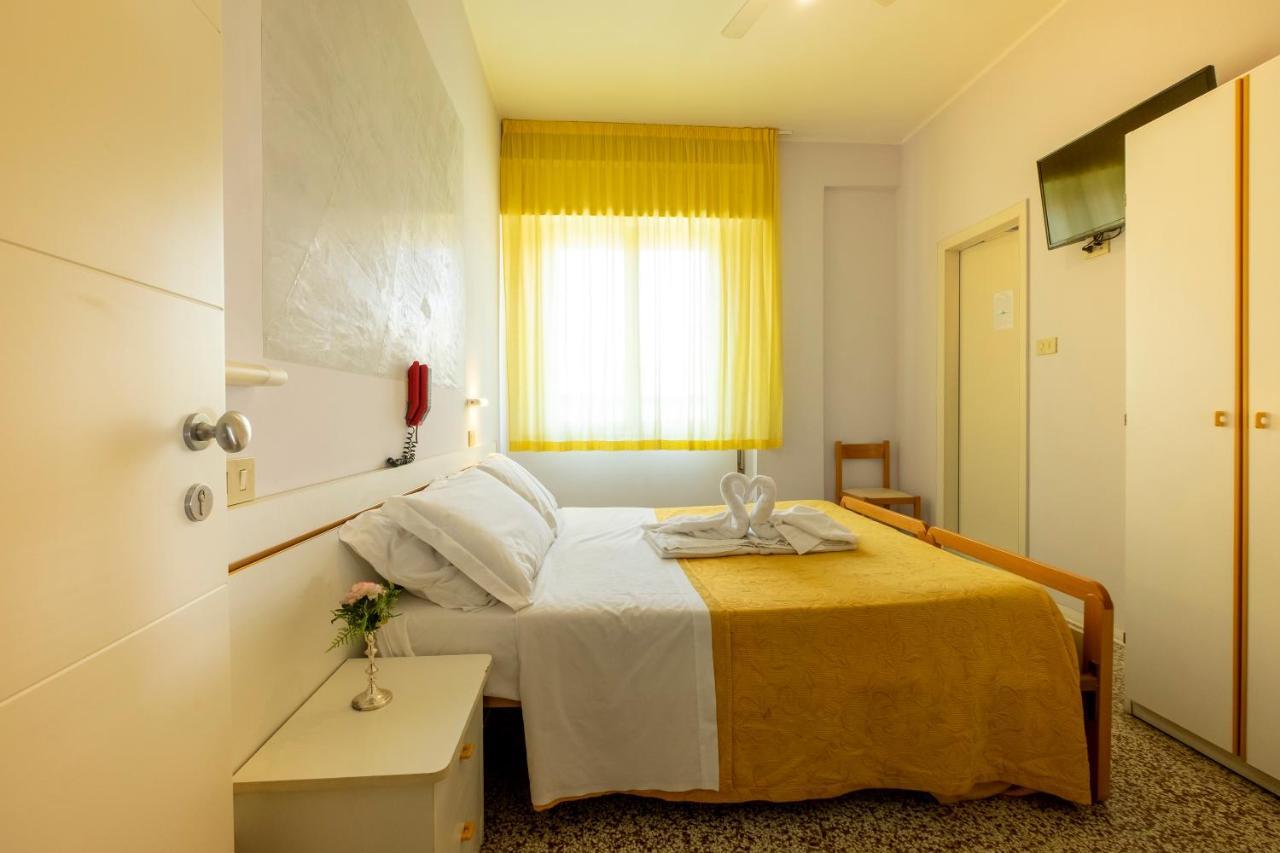 Hotel Giumer Rimini Exterior foto