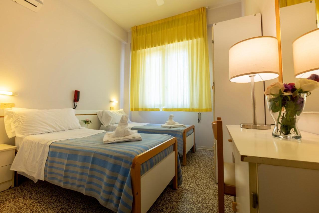 Hotel Giumer Rimini Exterior foto