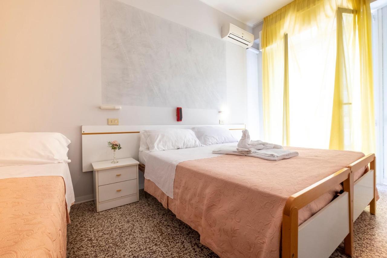 Hotel Giumer Rimini Exterior foto