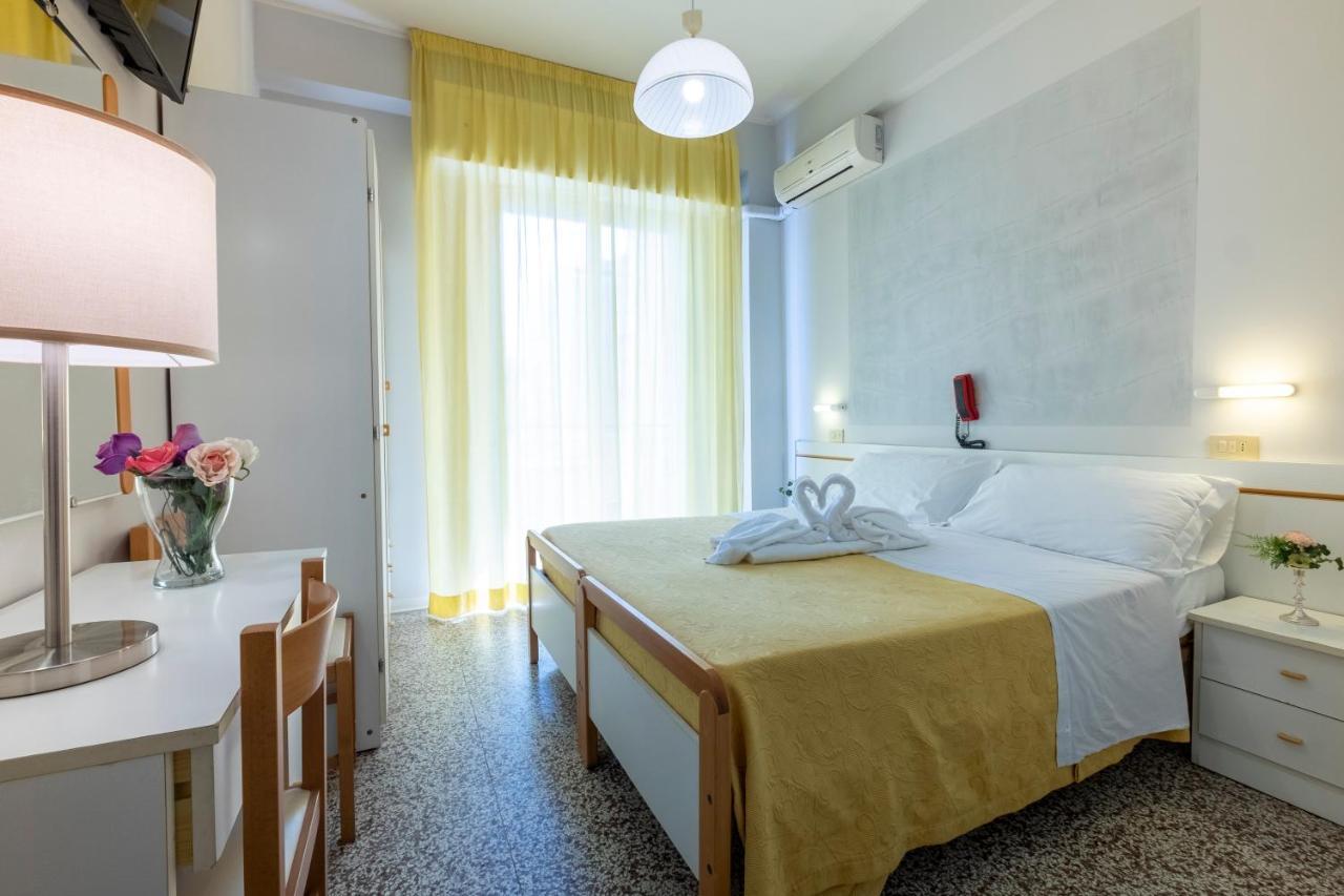 Hotel Giumer Rimini Exterior foto